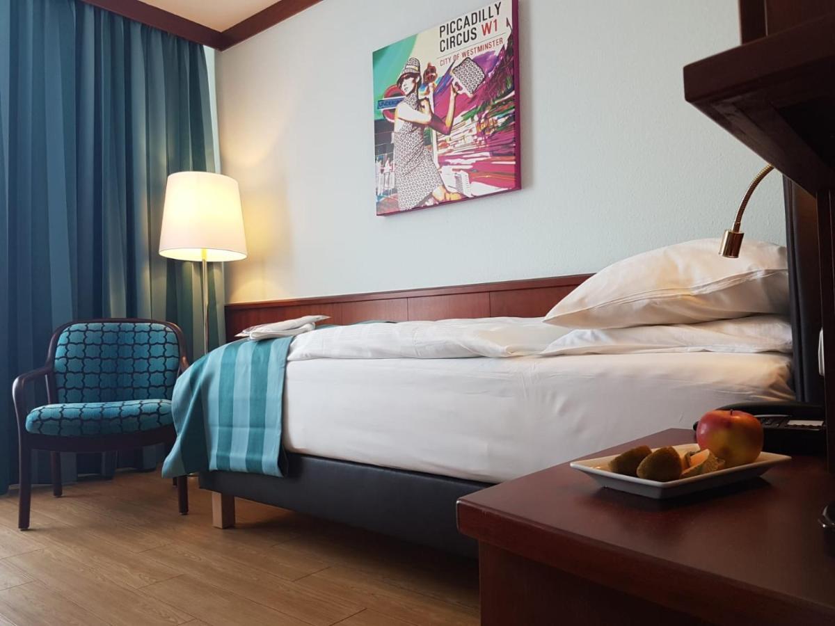 Leine Hotel พัทเทนเซน ภายนอก รูปภาพ
