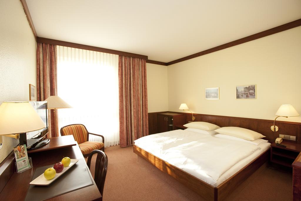 Leine Hotel พัทเทนเซน ภายนอก รูปภาพ